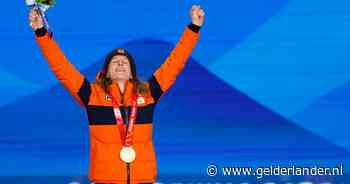 Voormalig topschaatsster Ireen Wüst draagt olympische vlam in Marseille