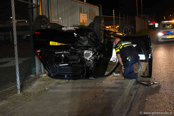 Auto op zijn kop bij ongeval in Arnhem