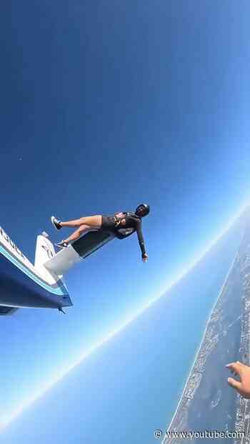 Would you dare to do this? 😲#electronicmusic #skydive #extremesports #shorts 📹 : kiaravernon