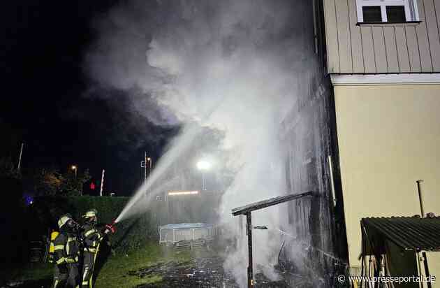 FW-AR: Brennendes ehemaliges Stellwerk beschäftigt die Feuerwehr Arnsberg die ganze Nacht