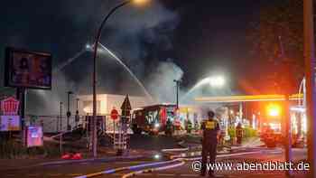 Tankstelle in Flammen: Feuer droht auf Zapfsäulen überzugreifen