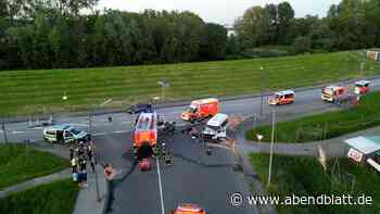 Schwerer Unfall in Neuenfelde: Motorradfahrer kracht in Schulbus