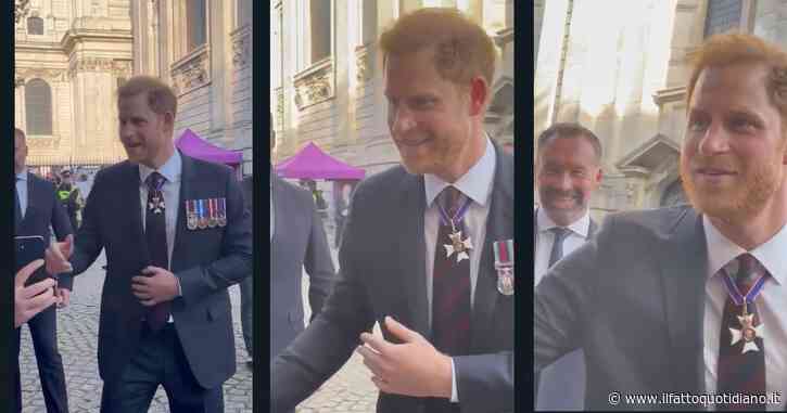 Bagno di folla per il principe Harry a Londra: Re Carlo gli nega l’incontro, ma lui si prende la sua “rivincita” prima di tornare a Londra – Il VIDEO ESCLUSIVO