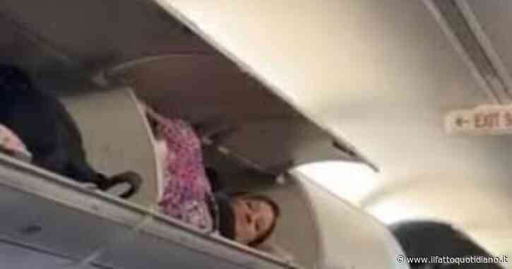Passeggera si infila dentro la cappelliera dell’aereo e si sdraia tra i bagagli: la scena surreale diventa virale