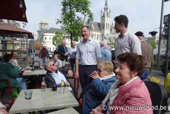 Premier stelt jongste Open VLD-kandidaat voor tijdens markt in Sint-Niklaas: “Is dat uw zoon, mijnheer De Croo?”