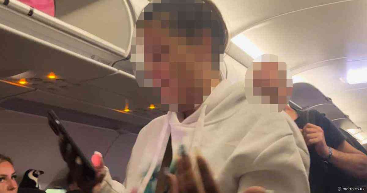 EasyJet passengers cheer after ‘drunk’ holidaymakers thrown off flight
