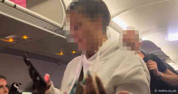 EasyJet passengers cheer after ‘drunk’ holidaymakers thrown off flight