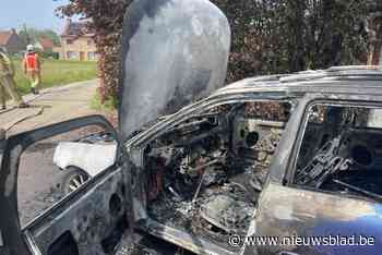Auto brandt uit bij garage, bewoner wordt onwel
