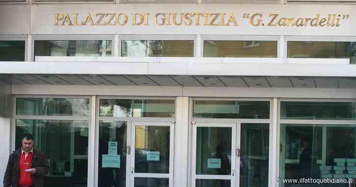 Insegue due studenti e li picchia con una mazza da baseball: insegnante di Brescia condannato a un anno di carcere