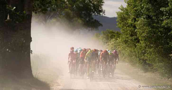 LIVE Giro d’Italia | Renners beginnen aan laatste gravelstrook van ‘mini Strade-Bianche’