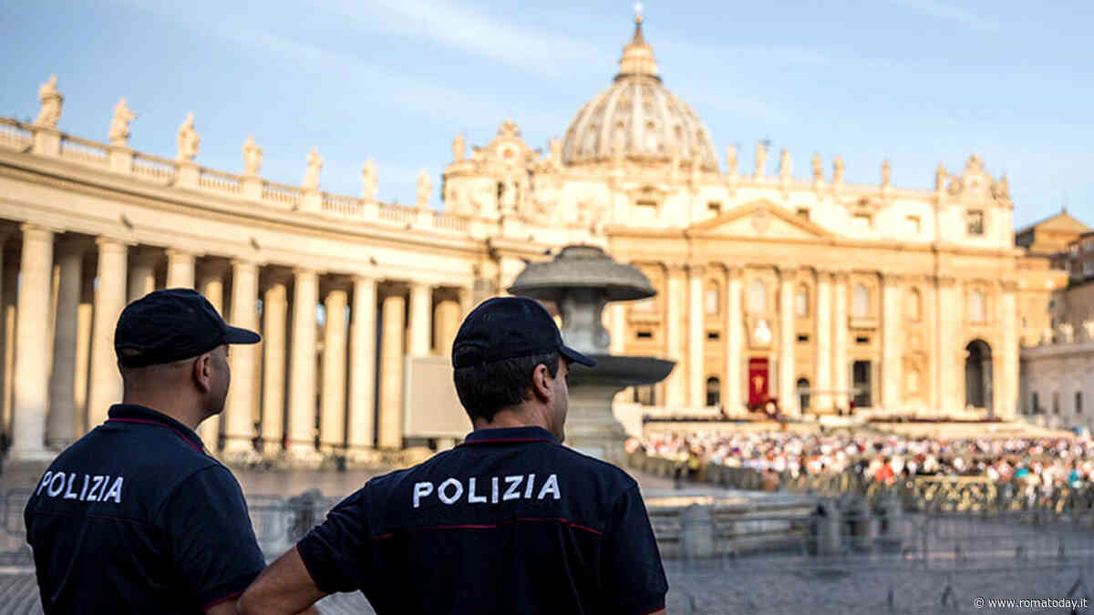 A piazza San Pietro con tre coltelli: espulso da Rom. L'uomo era ricercato negli Usa