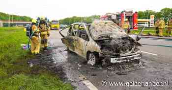Auto vat vlam tijdens het rijden op de A12, bestuurder rijdt snel naar parkeerterrein