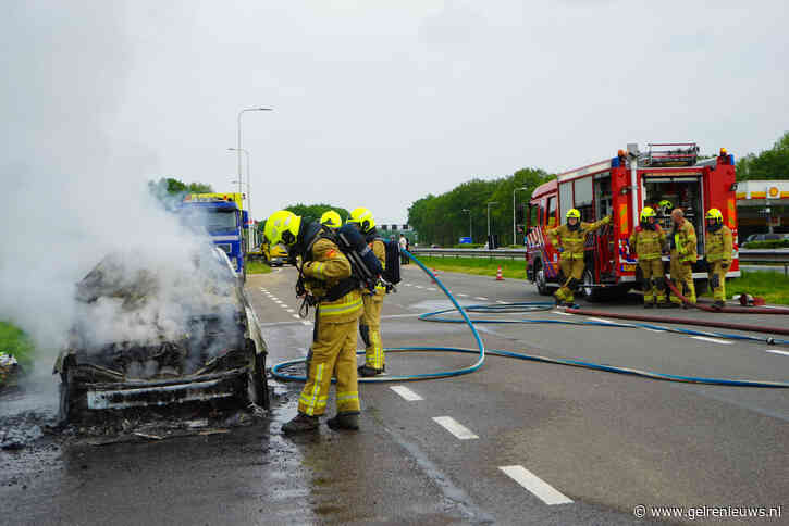 Auto vliegt in brand tijdens het rijden, inzittenden ongedeerd