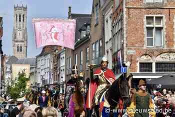 “Laat de zon maar stralen, wij doen dat ook”: figuranten eeuwenoude Heilig Bloedprocessie doen Brugge vollopen
