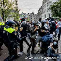 ME grijpt in tegen demonstranten die Maagdenhuis in Amsterdam willen betreden