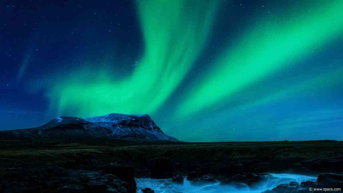 4 large incoming solar bursts could supercharge the auroras this weekend