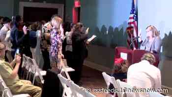 New U.S. citizens take Oath of Allegiance in Yorktown ceremony