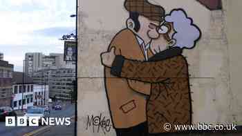 Popular kissing mural set to be repainted
