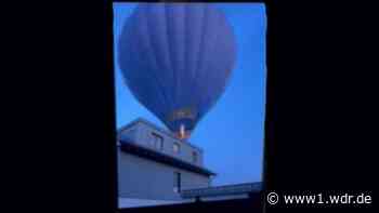 Heißluftballon streift Hausdach