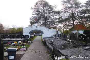 Historische begraafplaats van Stene-dorp wordt geschilderd en gerenoveerd