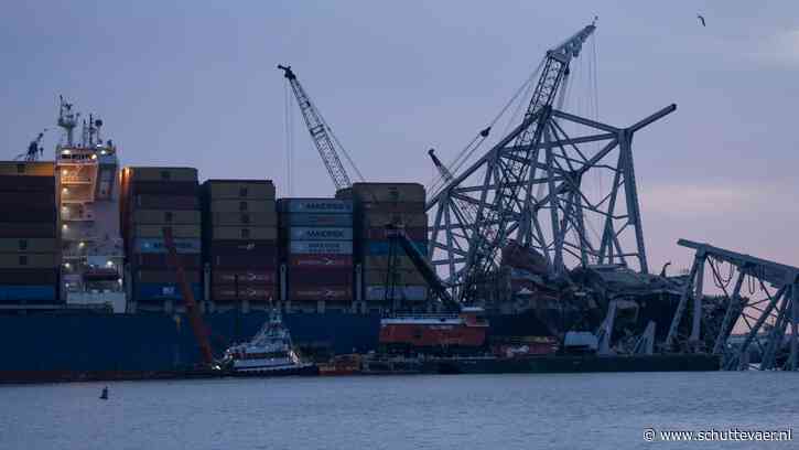Amerikaanse Marine zet springstof in om brug Baltimore van containerschip Dali te halen