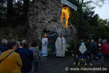 Heiligenbeeld Bernadette ingezegend en met kaarsjesprocessie naar Mariagrot gebracht