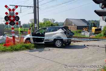 Aanrijding tussen trein en auto aan overweg in Mechelen: geen gewonden, spoorverkeer onderbroken