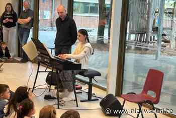 Jonge pianovirtuoos Eva (10) in de bloemetjes gezet door gemeentelijke basisschool