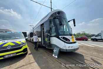 Aanrijding tussen tram en vrachtwagen aan Stenenbrug: tramverkeer verstoord, twee lichtgewonden