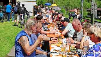Sägeräckerlesfest in Höfen: Die längste Biertischreihe im Oberen Enztal