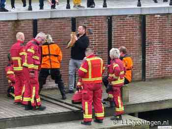 Kat kruipt onder steiger in Uithuizen, brandweer schiet te hulp