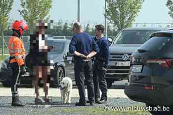 Versufte vrouw (33) en hond uit afgesloten wagen op parking padelclub gehaald