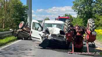 Tödlicher Unfall nach Zusammenstoß mit Traktor: Fahrer stirbt noch vor Ort