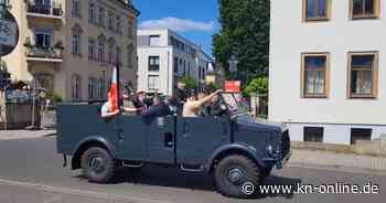 Vatertag in Dresden: Gruppe fährt mit Militärfahrzeug und Reichsflagge durch Innenstadt