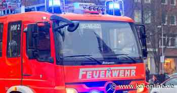 Feuer in Rendsburg: Mülltonnen vor Mehrfamilienhaus brennen