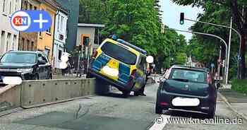 Unfall mit Streifenwagen in Kiel: Kurioses Bild auf der Preetzer Straße