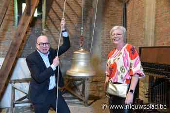 Ex-burgemeester Piet Buyse hijst klok met zijn naam omhoog in kerktoren Sint-Gillis Binnen