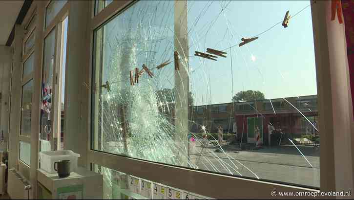 Flevoland - Nieuwsoverzicht 10/05 | Vandalen gooien ramen basisscholen in • Lelystadse boa's weer aan het werk