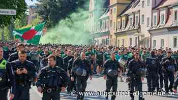 Ganz in Grün: FCA-Fans marschieren von der Innenstadt zum Stadion