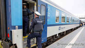 Überfüllter Zug in der Oberpfalz: Reisende weigern sich auszusteigen – Großaufgebot der Polizei rückt an