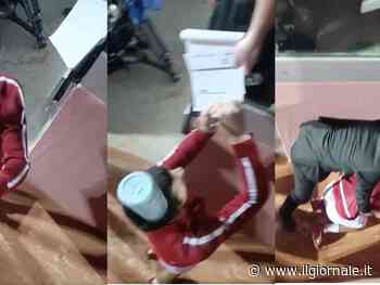 Internazionali, Djokovic colpito in testa da una borraccia: cosa è successo