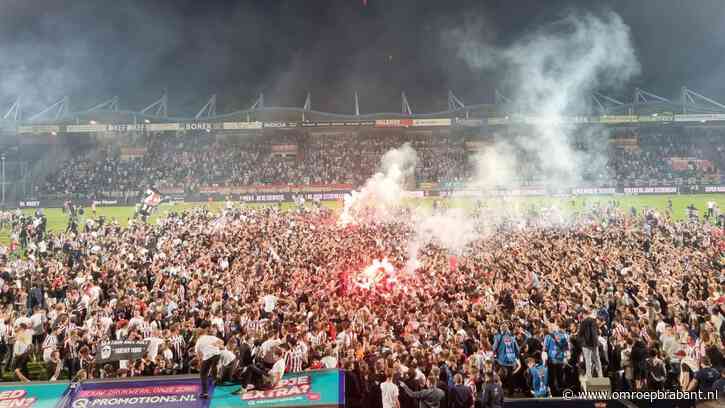 Willem II is kampioen, supporters bestormen het veld