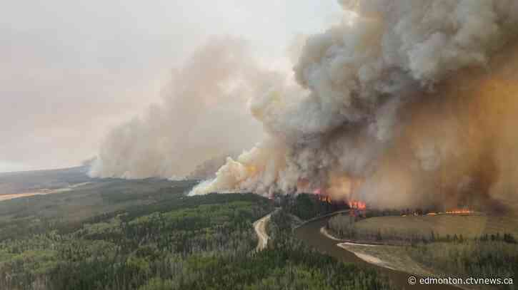 Out-of-control wildfire prompts evacuation alert for Fort McMurray, Saprae Creek Estates Friday night