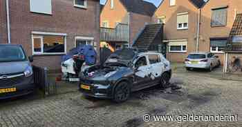 Geparkeerde auto uitgebrand in Nijmegen, politie doet onderzoek