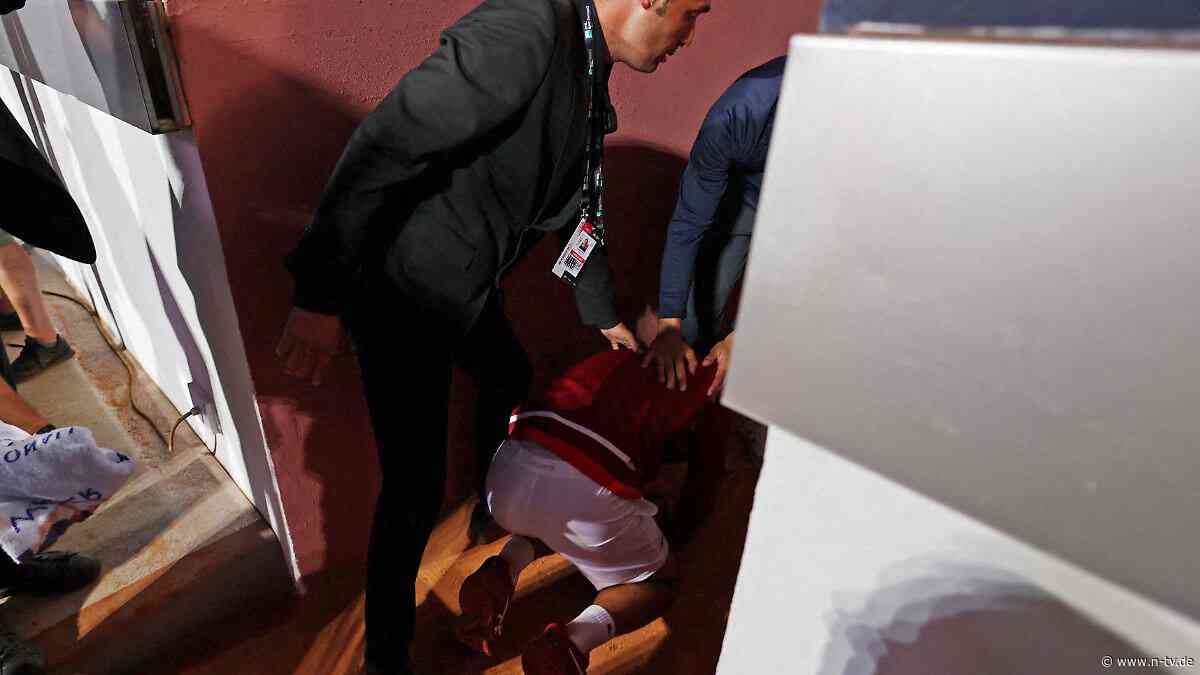 Tennisstar muss behandelt werden: Djokovic wird von Flasche getroffen und geht zu Boden
