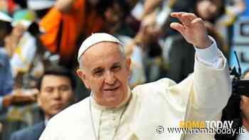 Papa Francesco consegna la bolla di indizione del Giubileo 2025