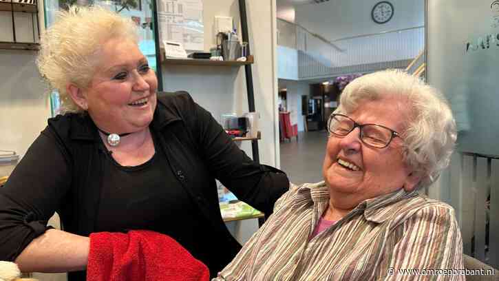Ouderen met dementie stralen weer na een knipbeurt bij Anja