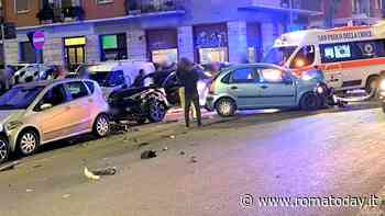 Incidente a Tor de Schiavi, due auto di scontrano e carambolano contro vetture parcheggiate