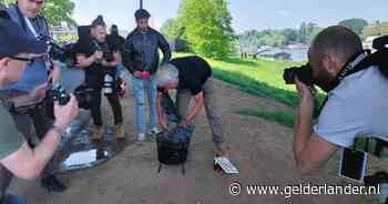 Koranverbranding Arnhem: Wagensveld is aangekomen • Twee aanhoudingen • 600 politiemensen op de been
