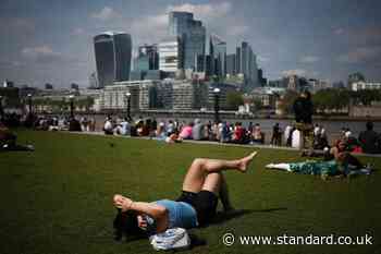 Weather: Londoners bask in 26C on hottest weekend of the year